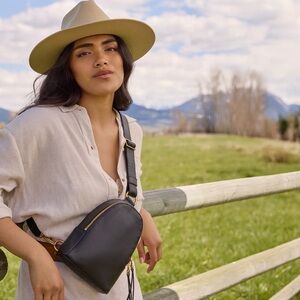 Hobo small a black leather crossbody